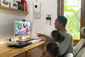 Ilustrasi family time bareng anak pakai ASUS AiO V400